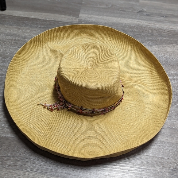 Very wide brim woven straw sun hat. Shapeable. Chic, resort, travel, beach - Picture 10 of 10